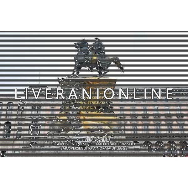 TVRG Monumento imbrattato piazza Duomo Milano 13-04-2023 Il monumento in piazza Duomo e dedicato a Vittorio Emanuele II imbratttao con la vernice foto Roberto Garavaglia/ag. Aldo Liverani sas/ AGENZIA ALDO LIVERANI SAS