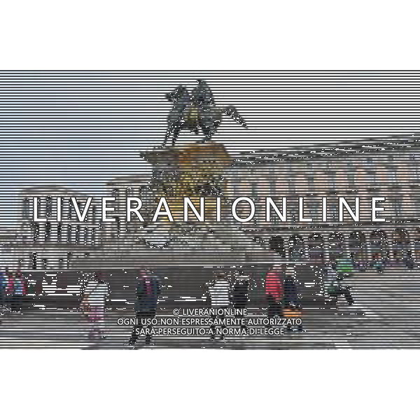 TVRG Monumento imbrattato piazza Duomo Milano 13-04-2023 Il monumento in piazza Duomo e dedicato a Vittorio Emanuele II imbratttao con la vernice foto Roberto Garavaglia/ag. Aldo Liverani sas/ AGENZIA ALDO LIVERANI SAS