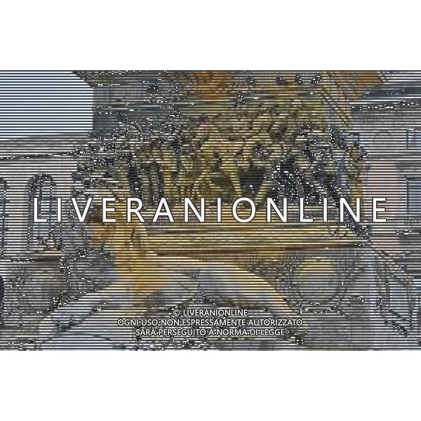 TVRG Monumento imbrattato piazza Duomo Milano 13-04-2023 Il monumento in piazza Duomo e dedicato a Vittorio Emanuele II imbratttao con la vernice foto Roberto Garavaglia/ag. Aldo Liverani sas/ AGENZIA ALDO LIVERANI SAS