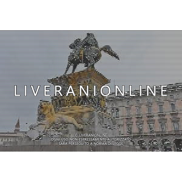 TVRG Monumento imbrattato piazza Duomo Milano 13-04-2023 Il monumento in piazza Duomo e dedicato a Vittorio Emanuele II imbratttao con la vernice foto Roberto Garavaglia/ag. Aldo Liverani sas/ AGENZIA ALDO LIVERANI SAS
