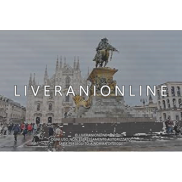TVRG Monumento imbrattato piazza Duomo Milano 13-04-2023 Il monumento in piazza Duomo e dedicato a Vittorio Emanuele II imbratttao con la vernice foto Roberto Garavaglia/ag. Aldo Liverani sas/ AGENZIA ALDO LIVERANI SAS