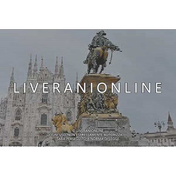 TVRG Monumento imbrattato piazza Duomo Milano 13-04-2023 Il monumento in piazza Duomo e dedicato a Vittorio Emanuele II imbratttao con la vernice foto Roberto Garavaglia/ag. Aldo Liverani sas/ AGENZIA ALDO LIVERANI SAS