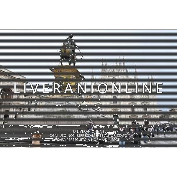 TVRG Monumento imbrattato piazza Duomo Milano 13-04-2023 Il monumento in piazza Duomo e dedicato a Vittorio Emanuele II imbratttao con la vernice foto Roberto Garavaglia/ag. Aldo Liverani sas/ AGENZIA ALDO LIVERANI SAS