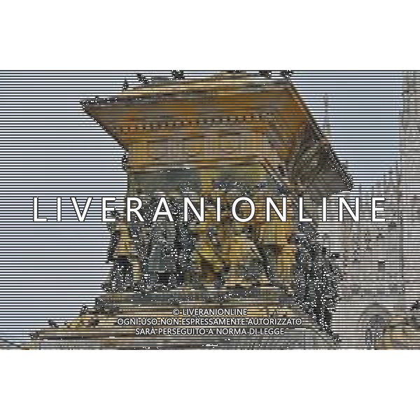 TVRG Monumento imbrattato piazza Duomo Milano 13-04-2023 Il monumento in piazza Duomo e dedicato a Vittorio Emanuele II imbratttao con la vernice foto Roberto Garavaglia/ag. Aldo Liverani sas/ AGENZIA ALDO LIVERANI SAS