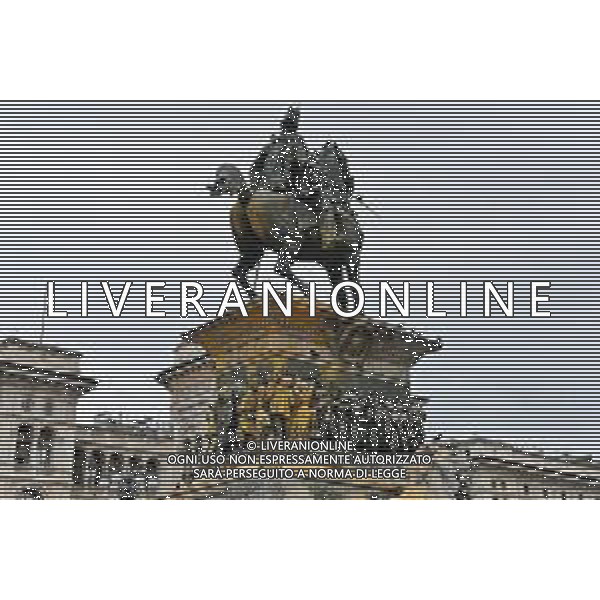 TVRG Monumento imbrattato piazza Duomo Milano 13-04-2023 Il monumento in piazza Duomo e dedicato a Vittorio Emanuele II imbratttao con la vernice foto Roberto Garavaglia/ag. Aldo Liverani sas/ AGENZIA ALDO LIVERANI SAS