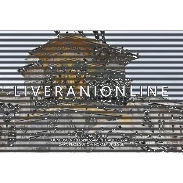 TVRG Monumento imbrattato piazza Duomo Milano 13-04-2023 Il monumento in piazza Duomo e dedicato a Vittorio Emanuele II imbratttao con la vernice foto Roberto Garavaglia/ag. Aldo Liverani sas/ AGENZIA ALDO LIVERANI SAS