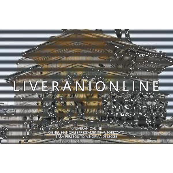 TVRG Monumento imbrattato piazza Duomo Milano 13-04-2023 Il monumento in piazza Duomo e dedicato a Vittorio Emanuele II imbratttao con la vernice foto Roberto Garavaglia/ag. Aldo Liverani sas/ AGENZIA ALDO LIVERANI SAS