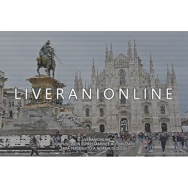 TVRG Monumento imbrattato piazza Duomo Milano 13-04-2023 Il monumento in piazza Duomo e dedicato a Vittorio Emanuele II imbratttao con la vernice foto Roberto Garavaglia/ag. Aldo Liverani sas/ AGENZIA ALDO LIVERANI SAS