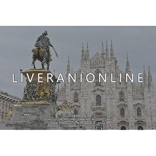 TVRG Monumento imbrattato piazza Duomo Milano 13-04-2023 Il monumento in piazza Duomo e dedicato a Vittorio Emanuele II imbratttao con la vernice foto Roberto Garavaglia/ag. Aldo Liverani sas/ AGENZIA ALDO LIVERANI SAS