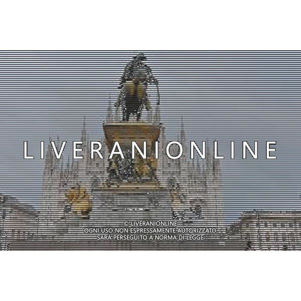TVRG Monumento imbrattato piazza Duomo Milano 13-04-2023 Il monumento in piazza Duomo e dedicato a Vittorio Emanuele II imbratttao con la vernice foto Roberto Garavaglia/ag. Aldo Liverani sas/ AGENZIA ALDO LIVERANI SAS
