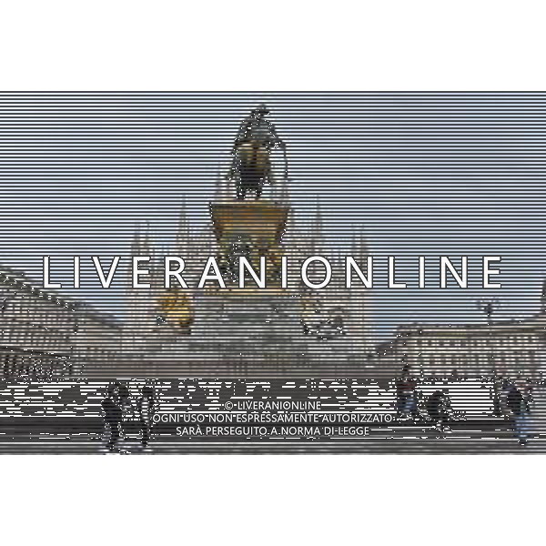 TVRG Monumento imbrattato piazza Duomo Milano 13-04-2023 Il monumento in piazza Duomo e dedicato a Vittorio Emanuele II imbratttao con la vernice foto Roberto Garavaglia/ag. Aldo Liverani sas/ AGENZIA ALDO LIVERANI SAS