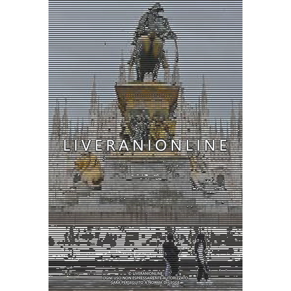 TVRG Monumento imbrattato piazza Duomo Milano 13-04-2023 Il monumento in piazza Duomo e dedicato a Vittorio Emanuele II imbratttao con la vernice foto Roberto Garavaglia/ag. Aldo Liverani sas/ AGENZIA ALDO LIVERANI SAS