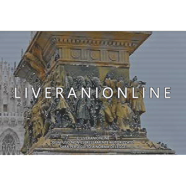 TVRG Monumento imbrattato piazza Duomo Milano 13-04-2023 Il monumento in piazza Duomo e dedicato a Vittorio Emanuele II imbratttao con la vernice foto Roberto Garavaglia/ag. Aldo Liverani sas/ AGENZIA ALDO LIVERANI SAS