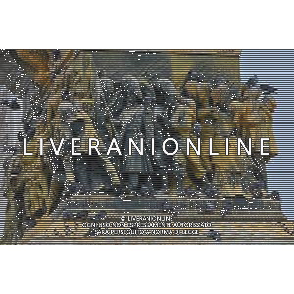 TVRG Monumento imbrattato piazza Duomo Milano 13-04-2023 Il monumento in piazza Duomo e dedicato a Vittorio Emanuele II imbratttao con la vernice foto Roberto Garavaglia/ag. Aldo Liverani sas/ AGENZIA ALDO LIVERANI SAS