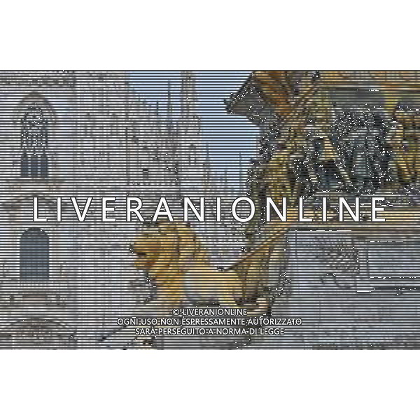 TVRG Monumento imbrattato piazza Duomo Milano 13-04-2023 Il monumento in piazza Duomo e dedicato a Vittorio Emanuele II imbratttao con la vernice foto Roberto Garavaglia/ag. Aldo Liverani sas/ AGENZIA ALDO LIVERANI SAS