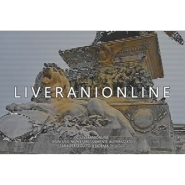 TVRG Monumento imbrattato piazza Duomo Milano 13-04-2023 Il monumento in piazza Duomo e dedicato a Vittorio Emanuele II imbratttao con la vernice foto Roberto Garavaglia/ag. Aldo Liverani sas/ AGENZIA ALDO LIVERANI SAS