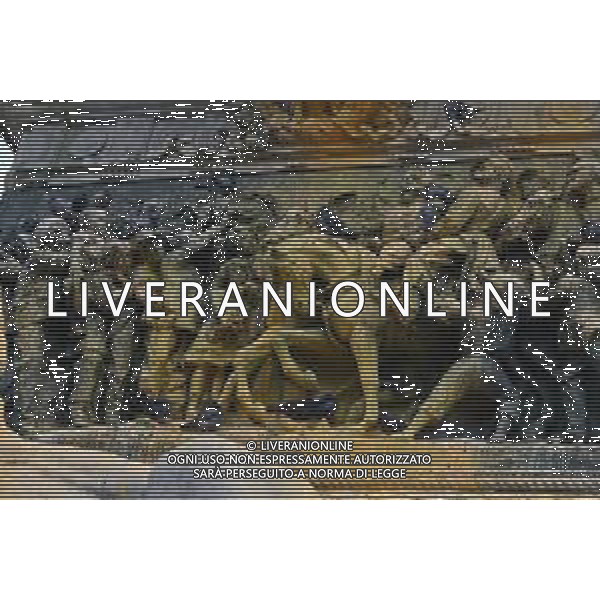 TVRG Monumento imbrattato piazza Duomo Milano 13-04-2023 Il monumento in piazza Duomo e dedicato a Vittorio Emanuele II imbratttao con la vernice foto Roberto Garavaglia/ag. Aldo Liverani sas/ AGENZIA ALDO LIVERANI SAS