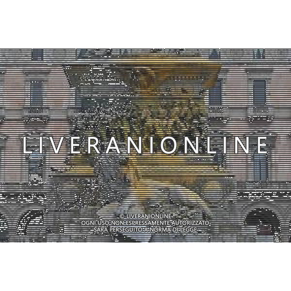 TVRG Monumento imbrattato piazza Duomo Milano 13-04-2023 Il monumento in piazza Duomo e dedicato a Vittorio Emanuele II imbratttao con la vernice foto Roberto Garavaglia/ag. Aldo Liverani sas/ AGENZIA ALDO LIVERANI SAS