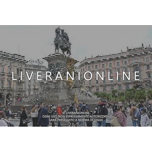 TVRG Monumento imbrattato piazza Duomo Milano 13-04-2023 Il monumento in piazza Duomo e dedicato a Vittorio Emanuele II imbratttao con la vernice foto Roberto Garavaglia/ag. Aldo Liverani sas/ AGENZIA ALDO LIVERANI SAS