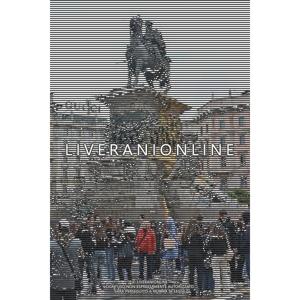 TVRG Monumento imbrattato piazza Duomo Milano 13-04-2023 Il monumento in piazza Duomo e dedicato a Vittorio Emanuele II imbratttao con la vernice foto Roberto Garavaglia/ag. Aldo Liverani sas/ AGENZIA ALDO LIVERANI SAS