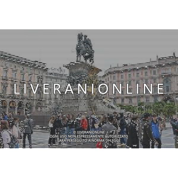TVRG Monumento imbrattato piazza Duomo Milano 13-04-2023 Il monumento in piazza Duomo e dedicato a Vittorio Emanuele II imbratttao con la vernice foto Roberto Garavaglia/ag. Aldo Liverani sas/ AGENZIA ALDO LIVERANI SAS