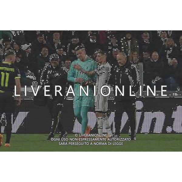 Torino 12.04.2023 Stadio Allianz Stadium ©Manuela Viganti/Agenzia Aldo Liverani Juventus vs Sporting Lisbona Europa League 2022/2023 Quarti di Finale Nella foto: wojciech szczesny esce dal campo infortunato ©Viganti / AGENZIA ALDO LIVERANI SAS