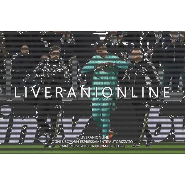 Torino 12.04.2023 Stadio Allianz Stadium ©Manuela Viganti/Agenzia Aldo Liverani Juventus vs Sporting Lisbona Europa League 2022/2023 Quarti di Finale Nella foto: wojciech szczesny esce dal campo infortunato ©Viganti / AGENZIA ALDO LIVERANI SAS