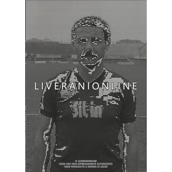 NEG-RETROSPETTIVA CARLO OSELLAME CALCIATORE  NELLA FOTO CARLO OSELLAME CON LA MAGLIA DELL\'ATALANTA CALCIO NELL\'ANNO 1983  AG ALDO LIVERANI SAS