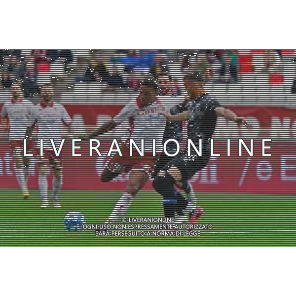 Michael Folorunsho (SSC Bari) and Simone Canestrelli (Como 1907) during the Serie B match between SSC Bari and Como 1907 at Stadio San Nicola on April 15, 2023 in Bari, Italy. Photo by Emmanuele Mastrodonato/ag. Aldo Liverani sas