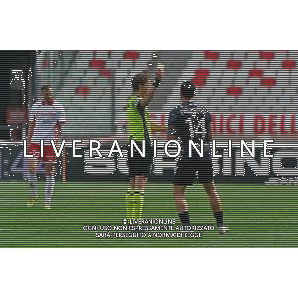 Alessandro Bellemo (Como 1907) receives a yellow card during the Serie B match between SSC Bari and Como 1907 at Stadio San Nicola on April 15, 2023 in Bari, Italy. Photo by Emmanuele Mastrodonato/ag. Aldo Liverani sas