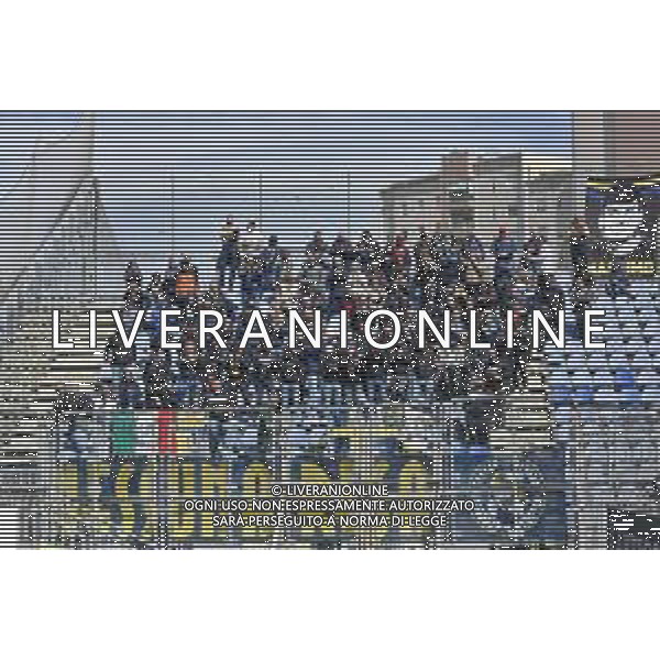 15-4-2023. Cagliari Calcio-Frosinone Calcio. 33° giornata serie BKT 2022/2023, stadio Unipol Domus Cagliari. Foto Salvatore Moi/Aldo Liverani s.a.s. Nella foto: Tifosi del Frosinone Calcio in trasferta, nel settore ospiti dello stadio Unipol Domus di Cagliari. ©MOI SALVATORE / AGENZIA ALDO LIVERANI SAS