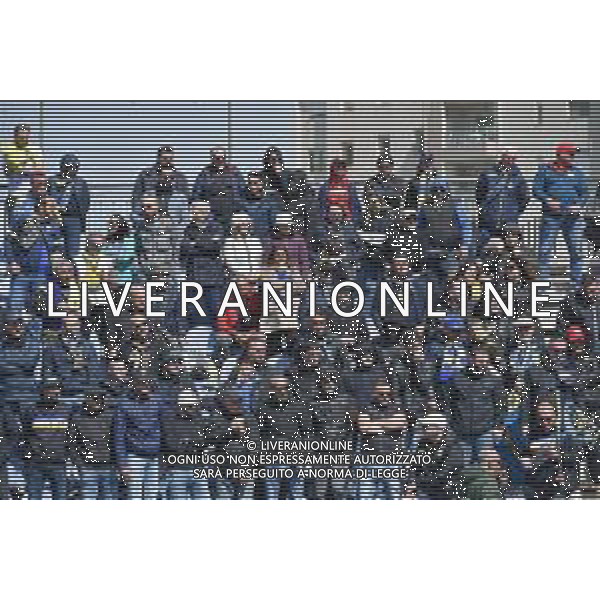 15-4-2023. Cagliari Calcio-Frosinone Calcio. 33° giornata serie BKT 2022/2023, stadio Unipol Domus Cagliari. Foto Salvatore Moi/Aldo Liverani s.a.s. Nella foto: Tifosi del Frosinone Calcio in trasferta, nel settore ospiti dello stadio Unipol Domus di Cagliari. ©MOI SALVATORE / AGENZIA ALDO LIVERANI SAS