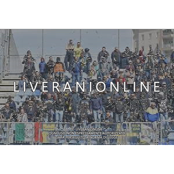 15-4-2023. Cagliari Calcio-Frosinone Calcio. 33° giornata serie BKT 2022/2023, stadio Unipol Domus Cagliari. Foto Salvatore Moi/Aldo Liverani s.a.s. Nella foto: Tifosi del Frosinone Calcio in trasferta, nel settore ospiti dello stadio Unipol Domus di Cagliari. ©MOI SALVATORE / AGENZIA ALDO LIVERANI SAS