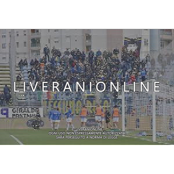 15-4-2023. Cagliari Calcio-Frosinone Calcio. 33° giornata serie BKT 2022/2023, stadio Unipol Domus Cagliari. Foto Salvatore Moi/Aldo Liverani s.a.s. Nella foto: Tifosi del Frosinone Calcio in trasferta, nel settore ospiti dello stadio Unipol Domus di Cagliari. ©MOI SALVATORE / AGENZIA ALDO LIVERANI SAS