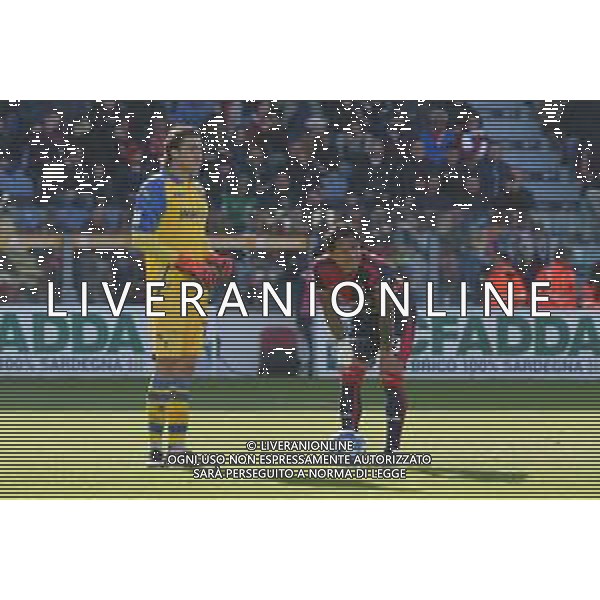 15-4-2023. Cagliari Calcio-Frosinone Calcio. 33° giornata serie BKT 2022/2023, stadio Unipol Domus Cagliari. Foto Salvatore Moi/Aldo Liverani s.a.s. Nella foto: Stefano Turati Frosinone, Gianluca Lapadula Cagliari, rigore non validato al Cagliari dopo var ©MOI SALVATORE / AGENZIA ALDO LIVERANI SAS