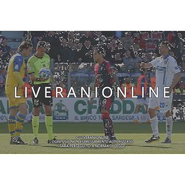 15-4-2023. Cagliari Calcio-Frosinone Calcio. 33° giornata serie BKT 2022/2023, stadio Unipol Domus Cagliari. Foto Salvatore Moi/Aldo Liverani s.a.s. Nella foto: Stefano Turati Frosinone, Gianluca Lapadula Cagliari, Luca Ravanelli Frosinone, arbitro Volti di Arezzo, rigore non validato al Cagliari dopo var ©MOI SALVATORE / AGENZIA ALDO LIVERANI SAS