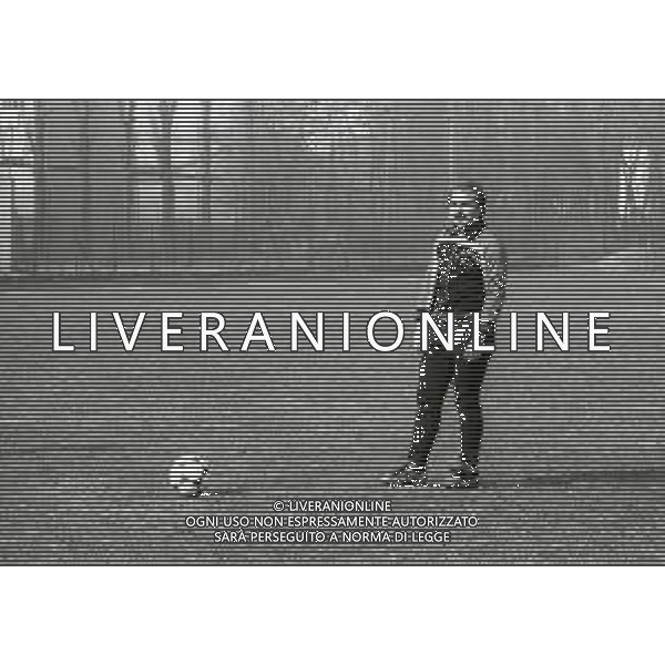 NEG-RETROSPETTIVA VITO CHIMENTI CALCIATORE NELLA FOTO VITO CHIMENTI CON LA MAGLIA DEL CATANZARO CALCIO AG ALDO LIVERANI SAS
