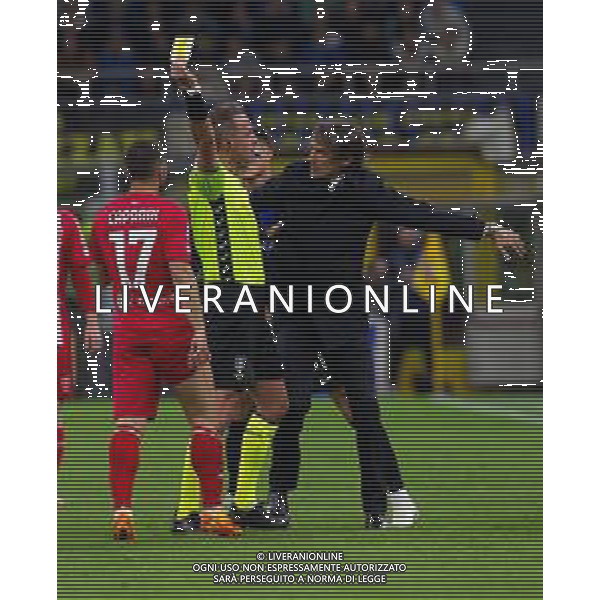 simone inzaghi entra in campo per dividere joaquin correa e Gianluca Caprari e l\'arbitro Luca Pairetto estrae il,cartellino giallo per l\'ammonizione - Inter vs Monza Campionato calcio Serie A TIM 15.04.2023 ©PAOLO GIAMPIETRI / AGENZIA ALDO LIVERANI SAS