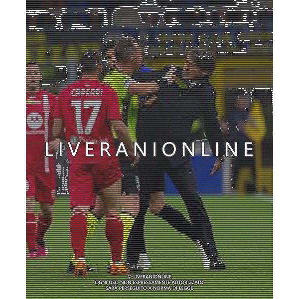 simone inzaghi entra in campo per dividere joaquin correa e Gianluca Caprari e l\'arbitro Luca Pairetto estrae il,cartellino giallo per l\'ammonizione - Inter vs Monza Campionato calcio Serie A TIM 15.04.2023 ©PAOLO GIAMPIETRI / AGENZIA ALDO LIVERANI SAS