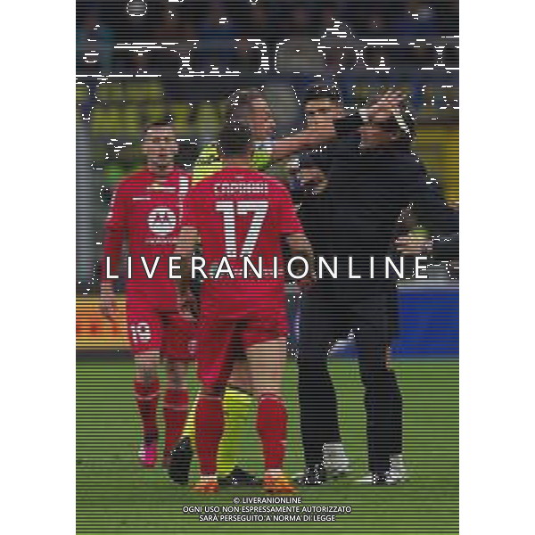 simone inzaghi entra in campo per dividere joaquin correa e Gianluca Caprari e l\'arbitro Luca Pairetto estrae il,cartellino giallo per l\'ammonizione - Inter vs Monza Campionato calcio Serie A TIM 15.04.2023 ©PAOLO GIAMPIETRI / AGENZIA ALDO LIVERANI SAS