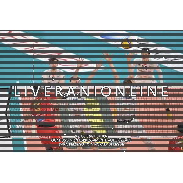 TVRG Marlon Yant Herrera (Civitanova) contro il muro di Paolo Porro (Powervolley Milano) e Matteo Piano (Powervolley Milano) Allianz Powervolley Milano vs Cucine Lube Civitanova Milano 16-04-2023 Allianz Cloud PalaLido SuperLega Credem Banca - gara 2 semifinali play off scudetto foto Roberto Garavaglia/ag. Aldo Liverani sas/ AGENZIA ALDO LIVERANI SAS