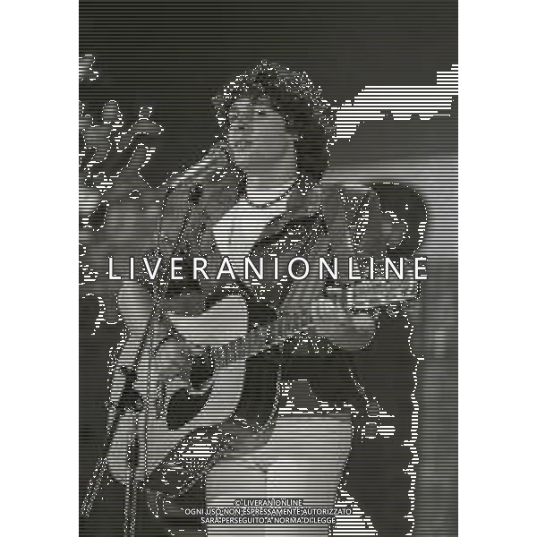 RETROSPETTIVA LUCA BARBAROSSA CANTANTE NELLA FOTO LUCA BARBAROSSA A SANREMO NELL\'\'ANNO 1981 AG ALDO LIVERANI SAS