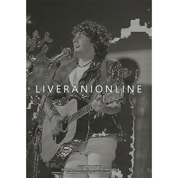 RETROSPETTIVA LUCA BARBAROSSA CANTANTE NELLA FOTO LUCA BARBAROSSA A SANREMO NELL\'\'ANNO 1981 AG ALDO LIVERANI SAS