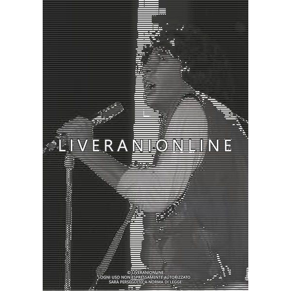 RETROSPETTIVA LUCA BARBAROSSA CANTANTE NELLA FOTO LUCA BARBAROSSA A VENEZIA PER LA GONDOLA D\'ORO AG ALDO LIVERANI SAS 