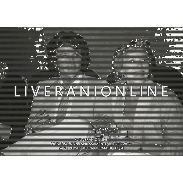 RETROSPETTIVA PATRICK DUFFY ATTORE NELLA FOTO PATRICK DUFFY CON LA MOGLIE CARLYN ROSSER A CANNES NELL\'ANNO 1984 AG ALDO LIVERANI SAS
