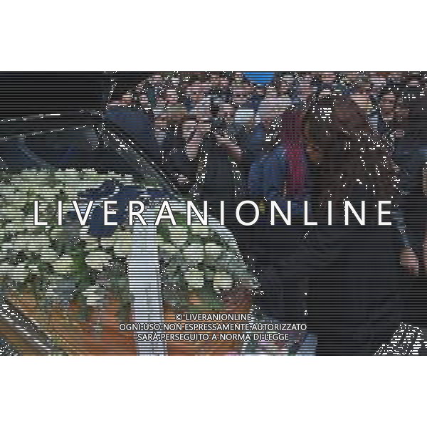 TVRG Funerale Julia Ituma nella foto l\'ultimo saluto della mamma Milano 18-04-2023 Funerale di Julia Ituma la pallavolista dell\'AGIL Volley Novara morta durante la trasferta della squadra a Istanbul in Turchia foto Roberto Garavaglia/ag. Aldo Liverani sas
