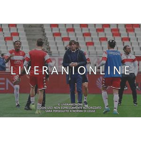 Players of SSC Bari warm up with coach Michele Mignani (SSC Bari) during the Italian soccer Serie B match SSC Bari vs Como 1907 on April 15, 2023 at the San Nicola stadium in Bari, Italy. Photo by Emmanuele Mastrodonato/ag. Aldo Liverani sas/ AGENZIA ALDO LIVERANI SAS