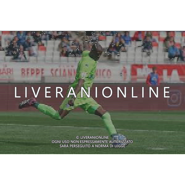 Alfred Gomis (Como 1907) during the Italian soccer Serie B match SSC Bari vs Como 1907 on April 15, 2023 at the San Nicola stadium in Bari, Italy. Photo by Emmanuele Mastrodonato/ag. Aldo Liverani sas/ AGENZIA ALDO LIVERANI SAS