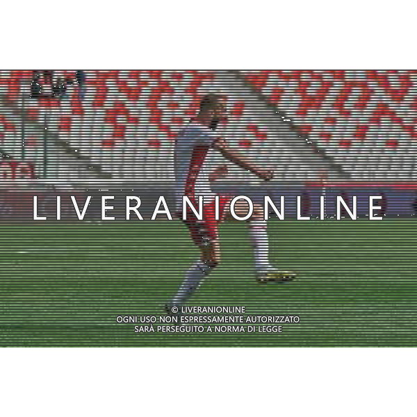 Valerio Di Cesare (SSC Bari) celebrates after scoring a goal during the Italian soccer Serie B match SSC Bari vs Como 1907 on April 15, 2023 at the San Nicola stadium in Bari, Italy. Photo by Emmanuele Mastrodonato/ag. Aldo Liverani sas/ AGENZIA ALDO LIVERANI SAS