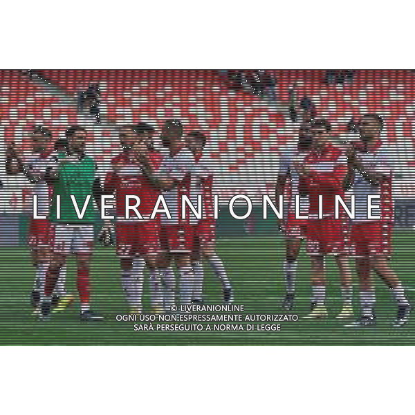 Players of SSC Bari applauds fans during the Italian soccer Serie B match SSC Bari vs Como 1907 on April 15, 2023 at the San Nicola stadium in Bari, Italy. Photo by Emmanuele Mastrodonato/ag. Aldo Liverani sas/ AGENZIA ALDO LIVERANI SAS